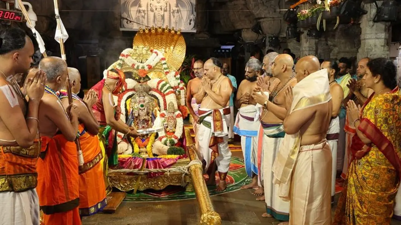 తిరుమల నవరాత్రి బ్రహ్మోత్సవాలు ఘనంగా ప్రారంభం.. స్వర్ణ రథంపై స్వామివారి దర్శనం తిరుమల నవరాత్రి బ్రహ్మోత్సవాలు ఘనంగా ప్రారంభం.. స్వర్ణ రథంపై స్వామివారి దర్శనం