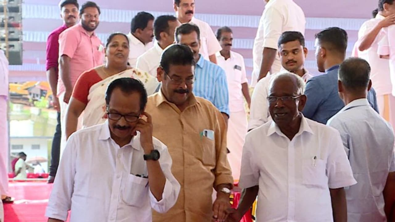 'ബാക്കി പിന്നാലെ പാക്കലാം'; പോര് വിളിക്കൊടുവില് കൈപിടിച്ച് കുശലം പറഞ്ഞ് എം.എം മണിയും കെ.കെ. ശിവരാമനും 'ബാക്കി പിന്നാലെ പാക്കലാം'; പോര് വിളിക്കൊടുവില് കൈപിടിച്ച് കുശലം പറഞ്ഞ് എം.എം മണിയും കെ.കെ. ശിവരാമനും