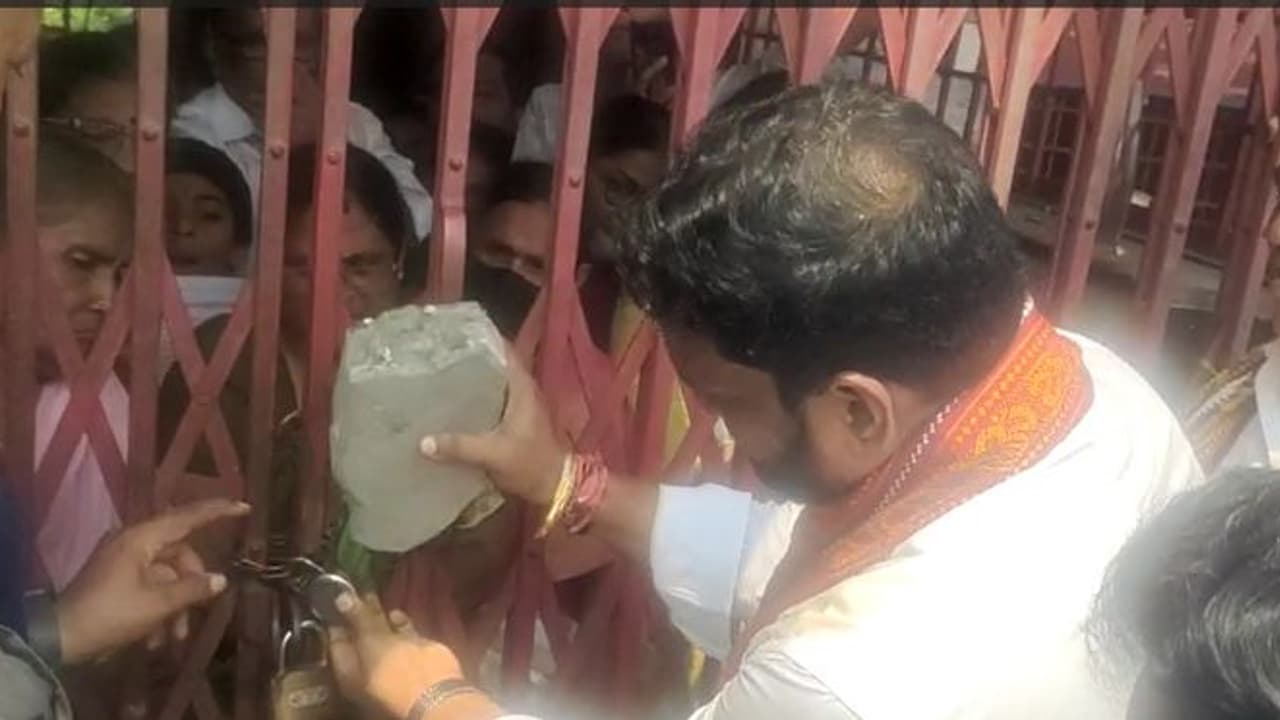 మానవత్వం చాటుకున్న దుర్గగుడి ఛైర్మన్, తాళాలు పగులగొట్టి .. వృద్ధురాలికి విడుదల (వీడియో) మానవత్వం చాటుకున్న దుర్గగుడి ఛైర్మన్, తాళాలు పగులగొట్టి .. వృద్ధురాలికి విడుదల (వీడియో)