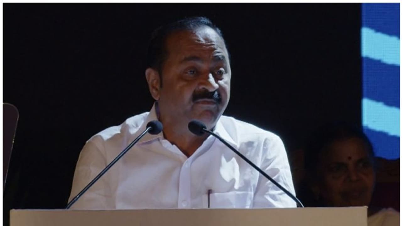 റീൽസ് എടുക്കൽ മാത്രം! ഭൂമി ഏറ്റെടുത്ത് നല്‍കിയിരുന്നെങ്കില്‍ 10 വര്‍ഷം മുന്‍പെ ദേശീയ പാതയായേനേ; വി ഡി സതീശൻ