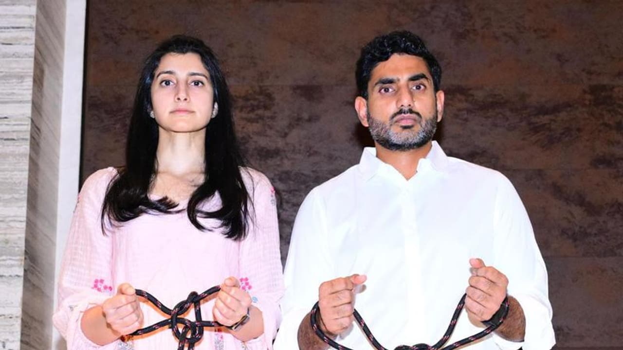 చంద్రబాబు అరెస్ట్ .. న్యాయానికి సంకెళ్లు పేరుతో టీడీపీ శ్రేణుల ఆందోళన చంద్రబాబు అరెస్ట్ .. న్యాయానికి సంకెళ్లు పేరుతో టీడీపీ శ్రేణుల ఆందోళన