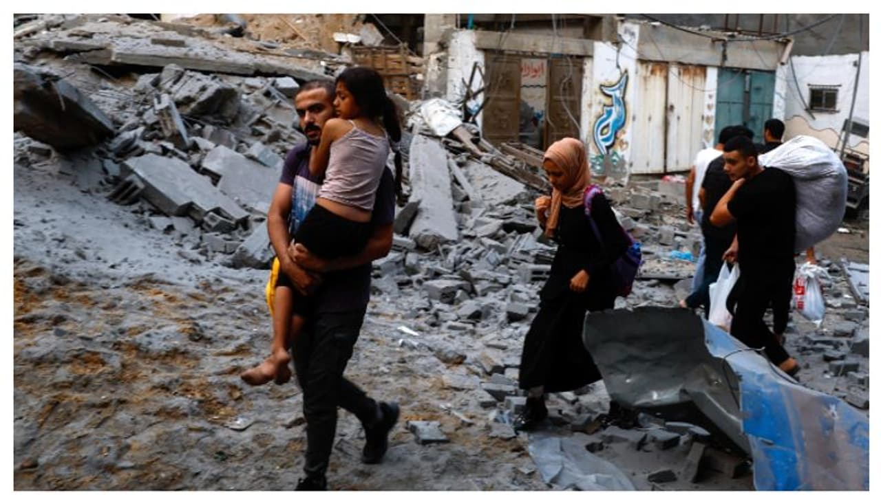 വടക്കൻ ഗാസയിൽ നിന്ന് 4ലക്ഷം പേർ പാലായനം ചെയ്തു; ചൈനീസ് നീക്കം നിരീക്ഷിച്ച് ഇന്ത്യ, റാഫാ ഗേറ്റ് ഇന്ന് തുറക്കും വടക്കൻ ഗാസയിൽ നിന്ന് 4ലക്ഷം പേർ പാലായനം ചെയ്തു; ചൈനീസ് നീക്കം നിരീക്ഷിച്ച് ഇന്ത്യ, റാഫാ ഗേറ്റ് ഇന്ന് തുറക്കും