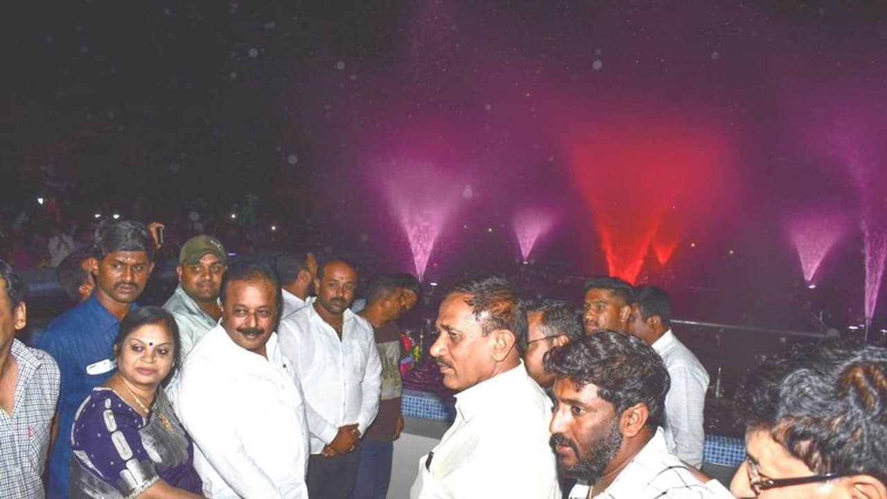 ಕೆಆರ್ ಎಸ್ ಬೃಂದಾವನದಲ್ಲಿ ಸಂಗೀತ ನೃತ್ಯಕಾರಂಜಿಗೆ ಚಾಲನೆ ಕೆಆರ್ ಎಸ್ ಬೃಂದಾವನದಲ್ಲಿ ಸಂಗೀತ ನೃತ್ಯಕಾರಂಜಿಗೆ ಚಾಲನೆ