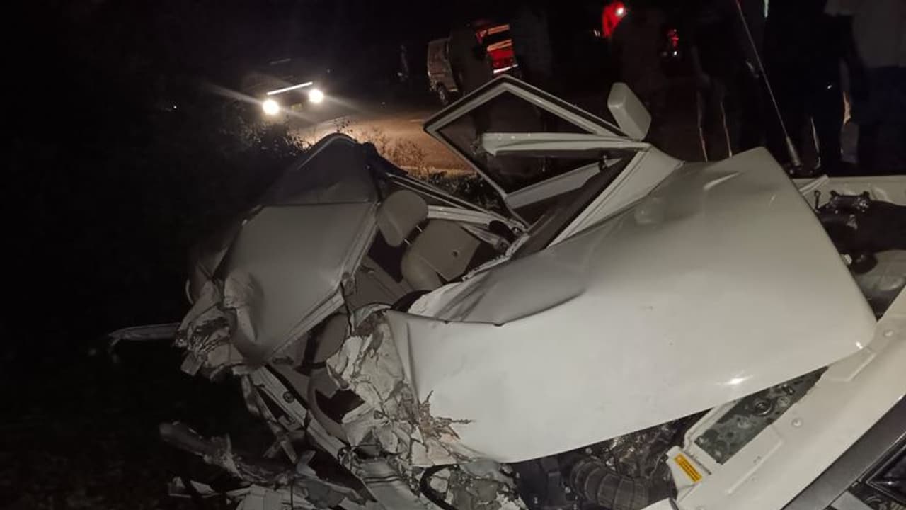 கோவையில் லாரி மோதிய வேகத்தில் அப்பளம் போல் நொறுங்கிய கார்; 3 பேர் உடல் நசுங்கி பலி, சிறுவன் படுகாயம் கோவையில் லாரி மோதிய வேகத்தில் அப்பளம் போல் நொறுங்கிய கார்; 3 பேர் உடல் நசுங்கி பலி, சிறுவன் படுகாயம்