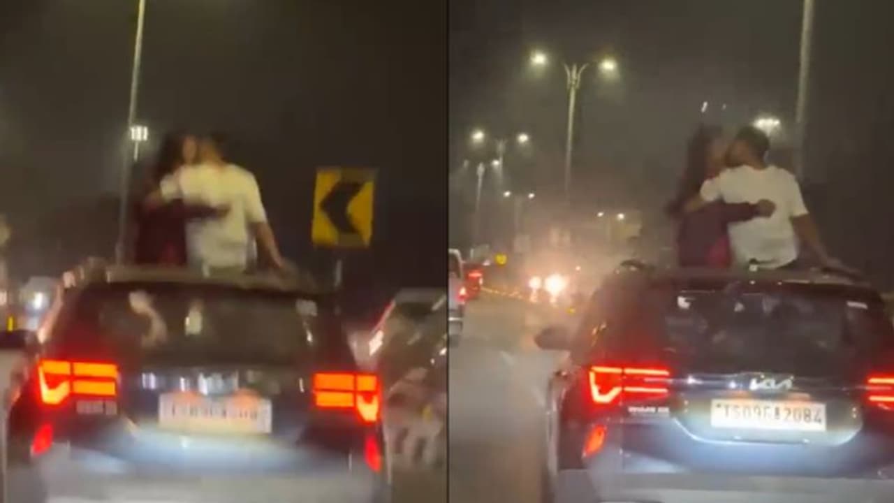 ಚಲಿಸುತ್ತಿರುವ ಕಾರಿನ ಸನ್ರೂಫ್ ಮೇಲೆ ಕುಳಿತು ಲಿಪ್ಲಾಕ್; ರೋಮ್ಯಾನ್ಸ್ ವಿಡಿಯೋ ವೈರಲ್! ಚಲಿಸುತ್ತಿರುವ ಕಾರಿನ ಸನ್ರೂಫ್ ಮೇಲೆ ಕುಳಿತು ಲಿಪ್ಲಾಕ್; ರೋಮ್ಯಾನ್ಸ್ ವಿಡಿಯೋ ವೈರಲ್!