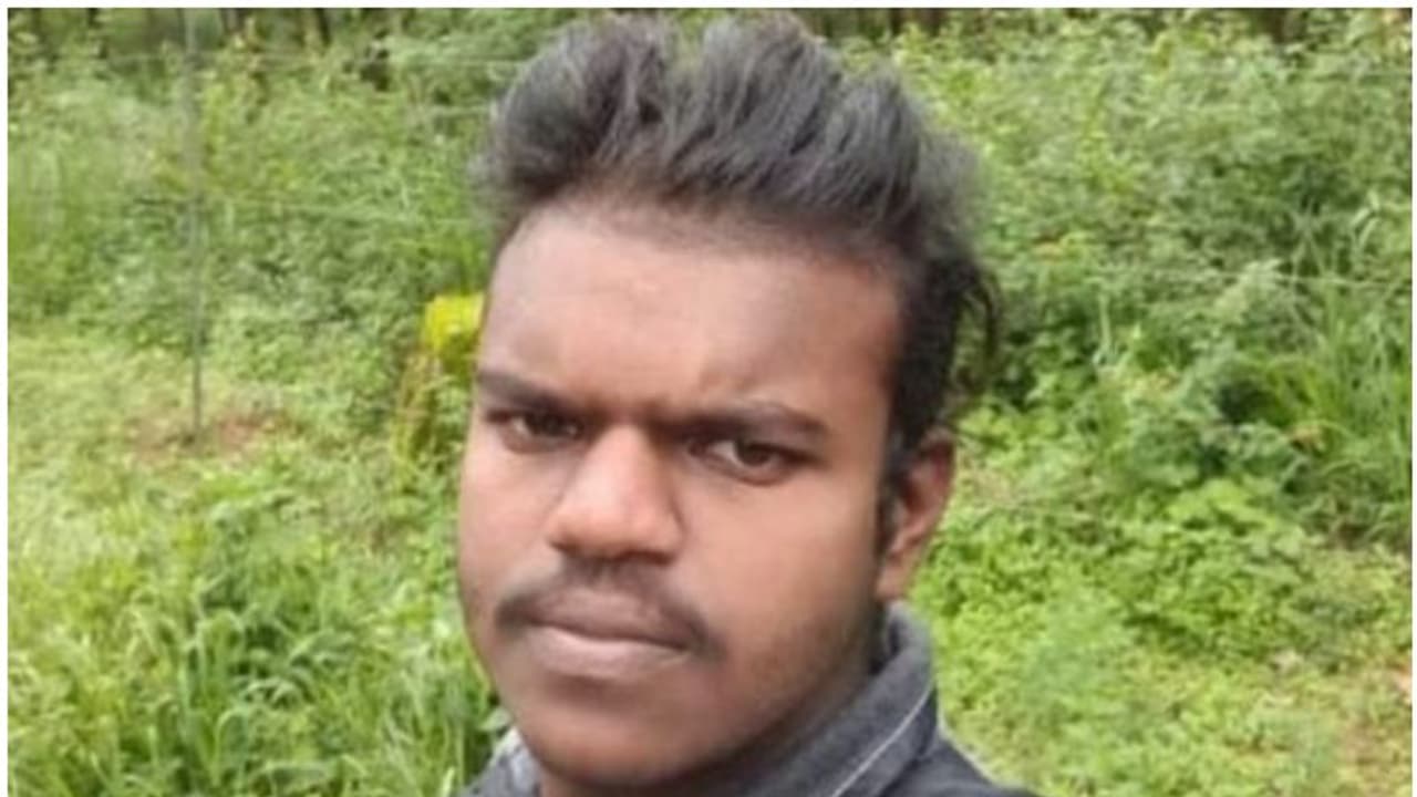 സഹോദരി വിളിച്ചപ്പോൾ സംശയാസ്പദ ശബ്ദം, അയൽവാസികൾ നോക്കിയപ്പോൾ യുവാവ് കൊല്ലപ്പെട്ട നിലയിൽ, പിതാവിനെ തേടി പൊലീസ് സഹോദരി വിളിച്ചപ്പോൾ സംശയാസ്പദ ശബ്ദം, അയൽവാസികൾ നോക്കിയപ്പോൾ യുവാവ് കൊല്ലപ്പെട്ട നിലയിൽ, പിതാവിനെ തേടി പൊലീസ്