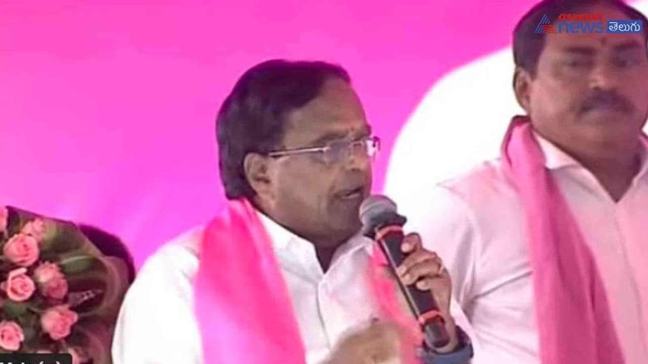 బీఆర్ఎస్లో చేరిన పొన్నాల లక్ష్మయ్య: కండువా కప్పి ఆహ్వానించిన కేసీఆర్ బీఆర్ఎస్లో చేరిన పొన్నాల లక్ష్మయ్య: కండువా కప్పి ఆహ్వానించిన కేసీఆర్