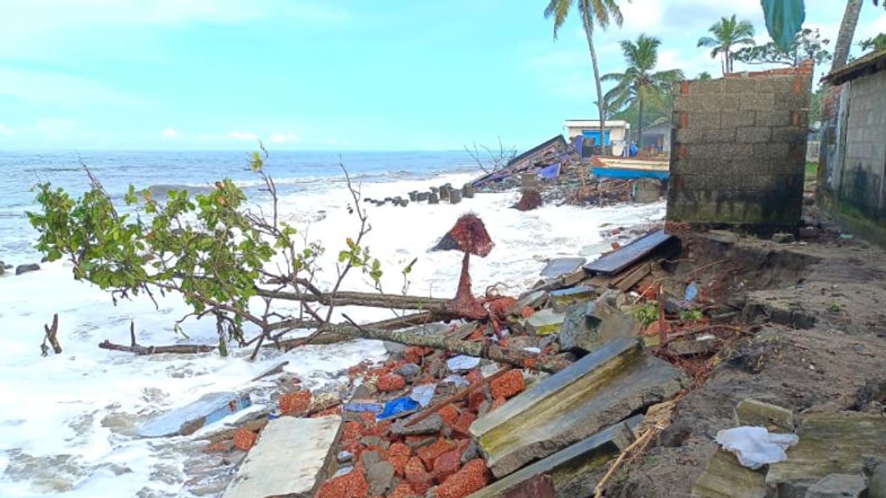 അമ്പലപ്പുഴയിലെ പ്രദേശങ്ങളിൽ കടൽക്ഷോഭം ശക്തം, വീടുകൾ തകർന്നു; ഭീഷണി തുടരുന്നു അമ്പലപ്പുഴയിലെ പ്രദേശങ്ങളിൽ കടൽക്ഷോഭം ശക്തം, വീടുകൾ തകർന്നു; ഭീഷണി തുടരുന്നു