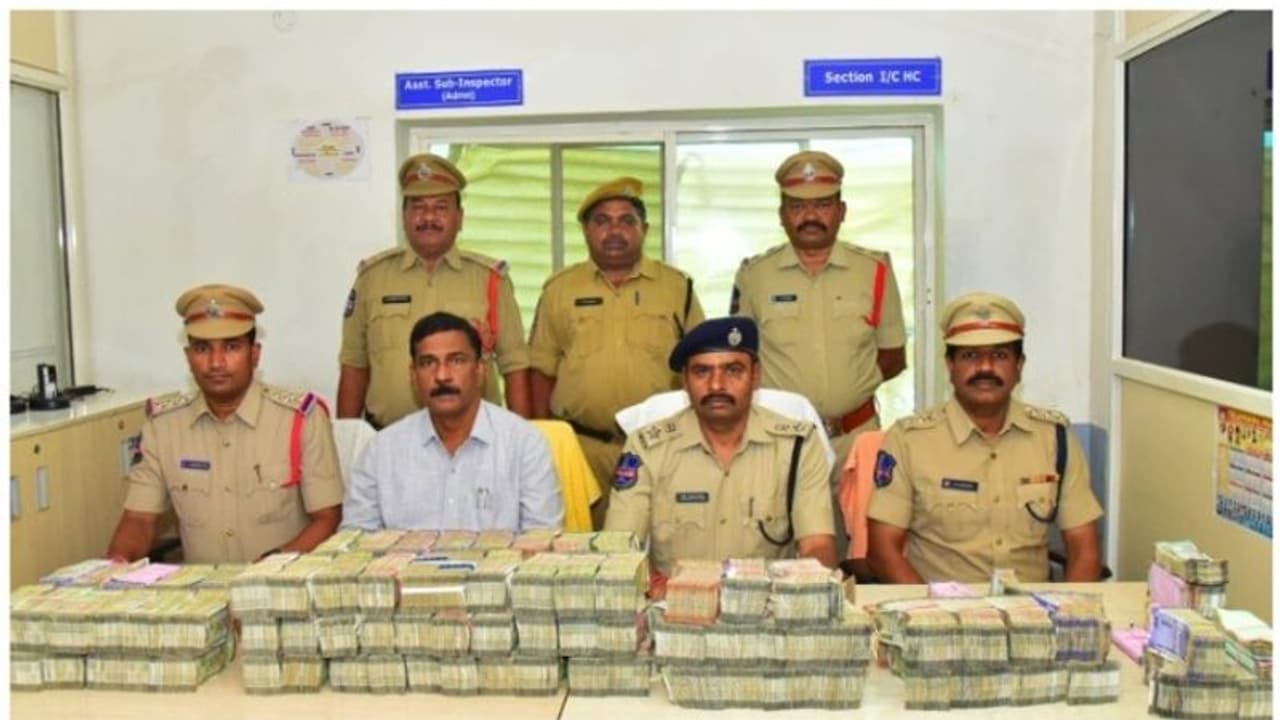 కరీంనగర్ లో వాహనాల తనిఖీలు: రూ. 2 కోట్ల నగదు సీజ్ కరీంనగర్ లో వాహనాల తనిఖీలు: రూ. 2 కోట్ల నగదు సీజ్