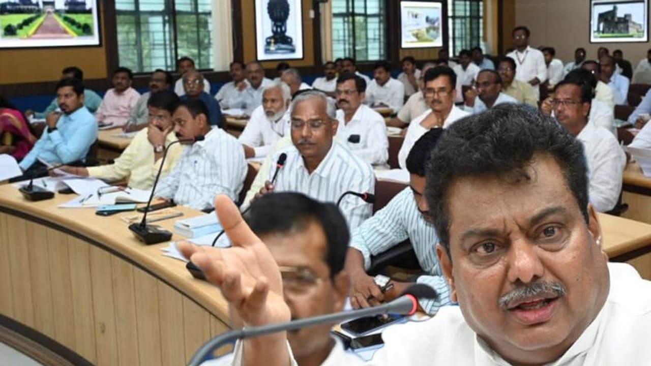 ವಿಜಯಪುರದಲ್ಲಿ ಮಳೆ ಇಲ್ಲದೆ ಬರ ತಾಂಡವ: ಸಭೆಯಲ್ಲೆ ರಾಜೀನಾಮೆ ಕೊಡ್ತೀನಿ ಎಂದ ನಾಗಠಾಣ ಶಾಸಕ ವಿಜಯಪುರದಲ್ಲಿ ಮಳೆ ಇಲ್ಲದೆ ಬರ ತಾಂಡವ: ಸಭೆಯಲ್ಲೆ ರಾಜೀನಾಮೆ ಕೊಡ್ತೀನಿ ಎಂದ ನಾಗಠಾಣ ಶಾಸಕ