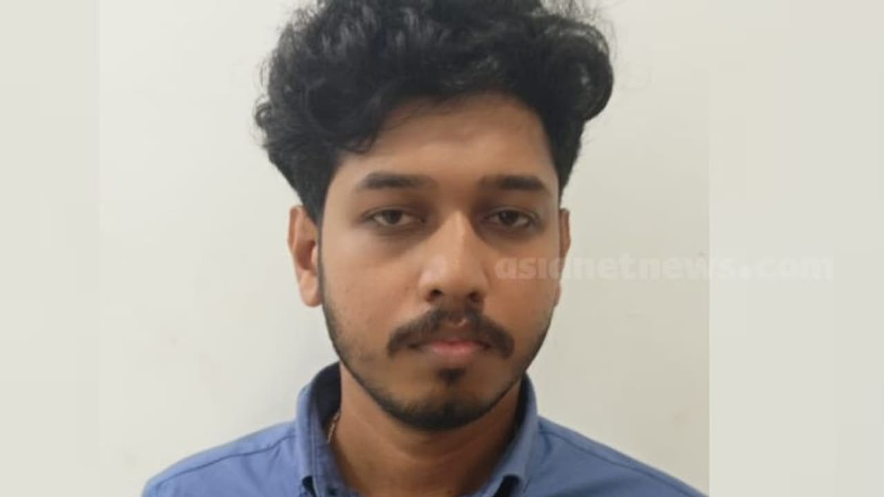 സ്നാപ് ചാറ്റ് വഴി പരിചയം, 14 കാരിയെ 6 മാസം പലയിടത്ത് എത്തിച്ച് പീഡിപ്പിച്ചു: യുവാവ് അറസ്റ്റിൽ സ്നാപ് ചാറ്റ് വഴി പരിചയം, 14 കാരിയെ 6 മാസം പലയിടത്ത് എത്തിച്ച് പീഡിപ്പിച്ചു: യുവാവ് അറസ്റ്റിൽ