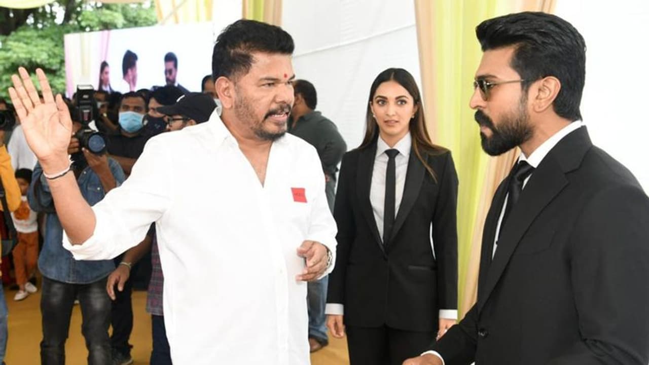 Ram Charan: గెట్ రెడీ మెగా ఫ్యాన్స్.. రామ్ చరణ్ నుంచి సాలిడ్ అప్ డేట్..? శంకర్ కు డెడ్ లైన్ పెట్టిన హీరో..? Ram Charan: గెట్ రెడీ మెగా ఫ్యాన్స్.. రామ్ చరణ్ నుంచి సాలిడ్ అప్ డేట్..? శంకర్ కు డెడ్ లైన్ పెట్టిన హీరో..?