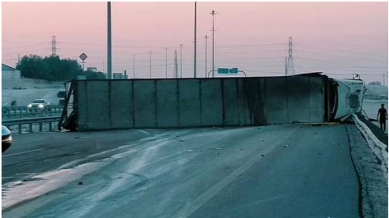  പ്രധാന റോഡില്‍ ട്രെയിലർ മറിഞ്ഞു ഗതാഗതം തടസ്സപ്പെട്ടത് മണിക്കൂറുകളോളം