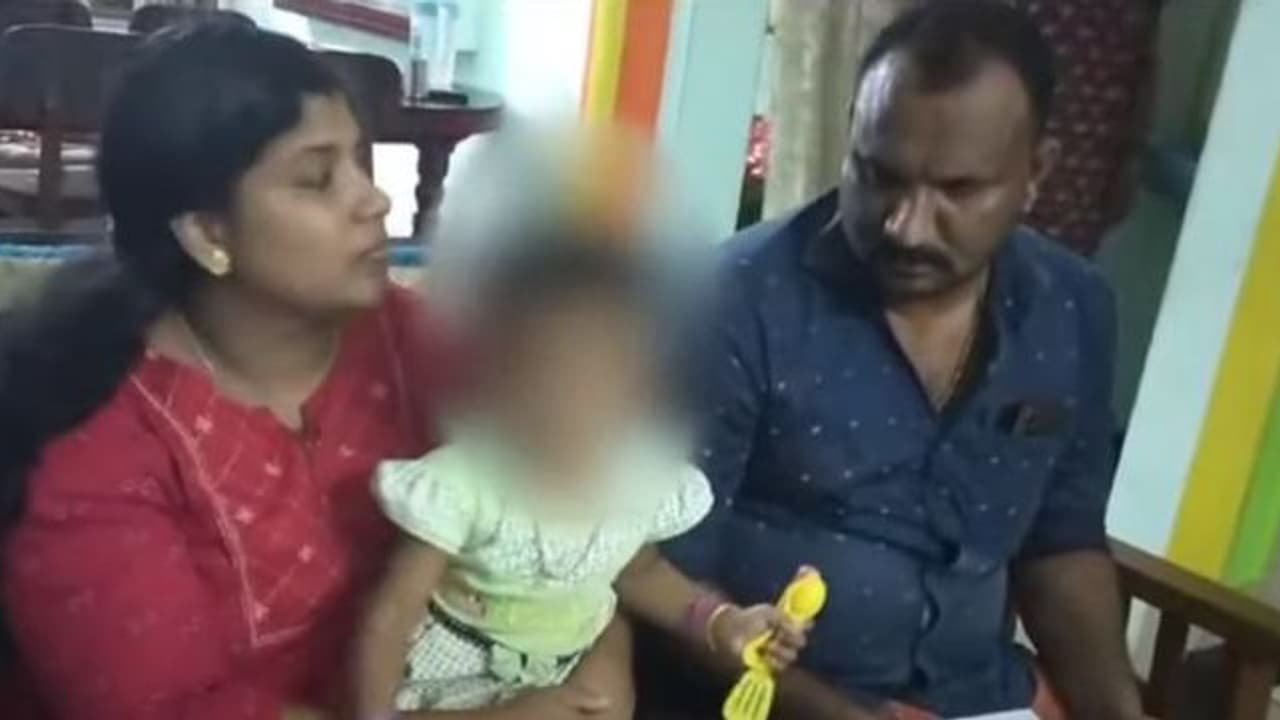 കുത്തിവയ്പ്പ്, പിന്നാലെ ഒന്നര വയസുകാരിയുടെ കയ്യിൽ മുഴ വന്ന് പഴുത്തെന്ന് പരാതി; നഴ്സിനെതിരെ കേസ് കുത്തിവയ്പ്പ്, പിന്നാലെ ഒന്നര വയസുകാരിയുടെ കയ്യിൽ മുഴ വന്ന് പഴുത്തെന്ന് പരാതി; നഴ്സിനെതിരെ കേസ്