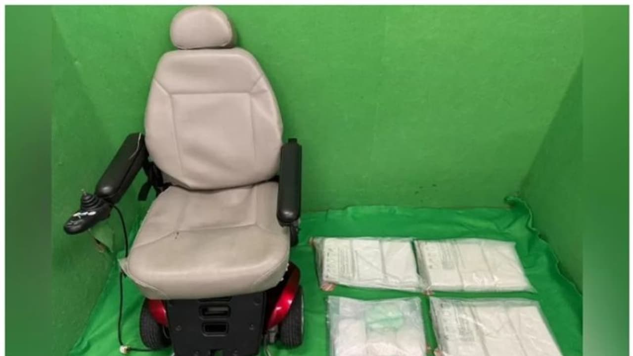 51 കാരന്റെ വീല്ച്ചെയറില് കണ്ടെത്തിയത് 12 കോടി വിലയുള്ള 11 കിലോ കൊക്കെയ്ൻ ! 51 കാരന്റെ വീല്ച്ചെയറില് കണ്ടെത്തിയത് 12 കോടി വിലയുള്ള 11 കിലോ കൊക്കെയ്ൻ !