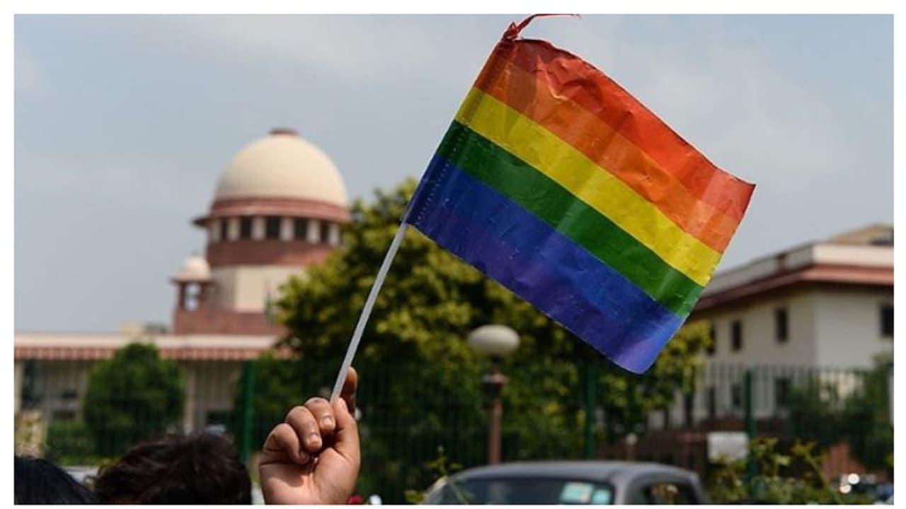 സ്വവർഗ വിവാഹത്തിന് അംഗീകാരമില്ല; 3 2ന് ഭരണഘടനാ ബഞ്ച് ഹർജികൾ തള്ളി സ്വവർഗ വിവാഹത്തിന് അംഗീകാരമില്ല; 3 2ന് ഭരണഘടനാ ബഞ്ച് ഹർജികൾ തള്ളി