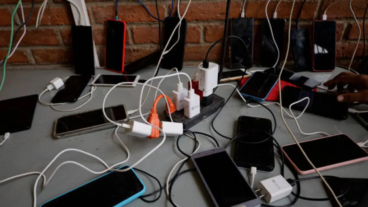 ಇಂಧನ ಸಚಿವ ಜಾರ್ಜ್ ಉಸ್ತುವಾರಿ ಜಿಲ್ಲೆಯಲ್ಲೇ ಕೈಕೊಟ್ಟ ವಿದ್ಯುತ್: ಮೊಬೈಲ್ ಚಾರ್ಚ್ ಮಾಡಲು ಜನರೇಟರ್ ಮೊರೆ..! ಇಂಧನ ಸಚಿವ ಜಾರ್ಜ್ ಉಸ್ತುವಾರಿ ಜಿಲ್ಲೆಯಲ್ಲೇ ಕೈಕೊಟ್ಟ ವಿದ್ಯುತ್: ಮೊಬೈಲ್ ಚಾರ್ಚ್ ಮಾಡಲು ಜನರೇಟರ್ ಮೊರೆ..!