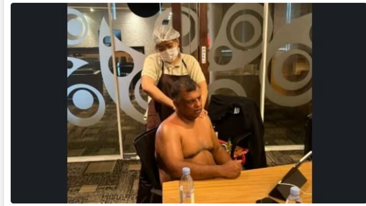 ಸುಂದರಿ ಕೈಲಿ ಮಸಾಜ್ ಮಾಡಿಸಿಕೊಳ್ತಾ ಸಭೆಯಲ್ಲಿ ಭಾಗಿಯಾದ ಏರ್ ಏಷಿಯಾ ಸಿಇಒ: ನೆಟ್ಟಿಗರೇನಂದ್ರು ನೋಡಿ ಸುಂದರಿ ಕೈಲಿ ಮಸಾಜ್ ಮಾಡಿಸಿಕೊಳ್ತಾ ಸಭೆಯಲ್ಲಿ ಭಾಗಿಯಾದ ಏರ್ ಏಷಿಯಾ ಸಿಇಒ: ನೆಟ್ಟಿಗರೇನಂದ್ರು ನೋಡಿ