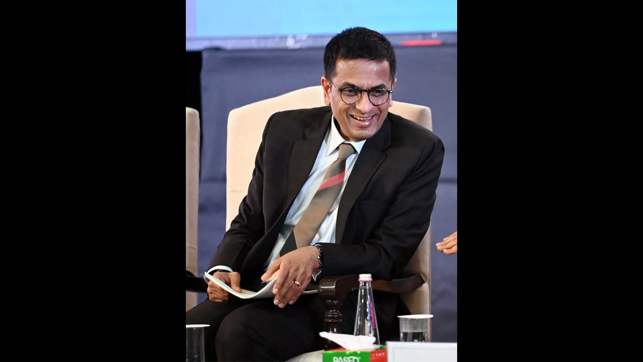 ವಿಚಾರಣೆ ವೇಳೆ ನಗೆಗಡಲಲ್ಲಿ ತೇಲಿದ ಸುಪ್ರೀಂ ಕೋರ್ಟ್, CJI ಪ್ರಶ್ನೆಗೆ ನಾನೊಬ್ಬ ವಿಸ್ಕಿ ಪ್ರೇಮಿ ಎಂದ ವಕೀಲ! ವಿಚಾರಣೆ ವೇಳೆ ನಗೆಗಡಲಲ್ಲಿ ತೇಲಿದ ಸುಪ್ರೀಂ ಕೋರ್ಟ್, CJI ಪ್ರಶ್ನೆಗೆ ನಾನೊಬ್ಬ ವಿಸ್ಕಿ ಪ್ರೇಮಿ ಎಂದ ವಕೀಲ!