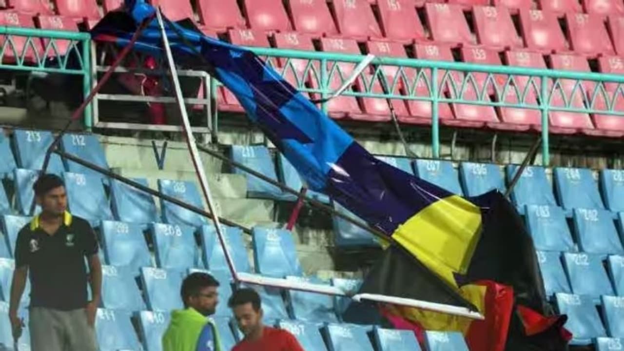 കാണികളില്ലാതിരുന്നത് നന്നായി, ഓസ്ട്രേലിയ ശ്രീലങ്ക മത്സരത്തിനിടെ ലഖ്നൗ സ്റ്റേഡിയത്തിലെ ഹോർഡിംഗ് ഗ്യാലറിയിൽ വീണു കാണികളില്ലാതിരുന്നത് നന്നായി, ഓസ്ട്രേലിയ ശ്രീലങ്ക മത്സരത്തിനിടെ ലഖ്നൗ സ്റ്റേഡിയത്തിലെ ഹോർഡിംഗ് ഗ്യാലറിയിൽ വീണു