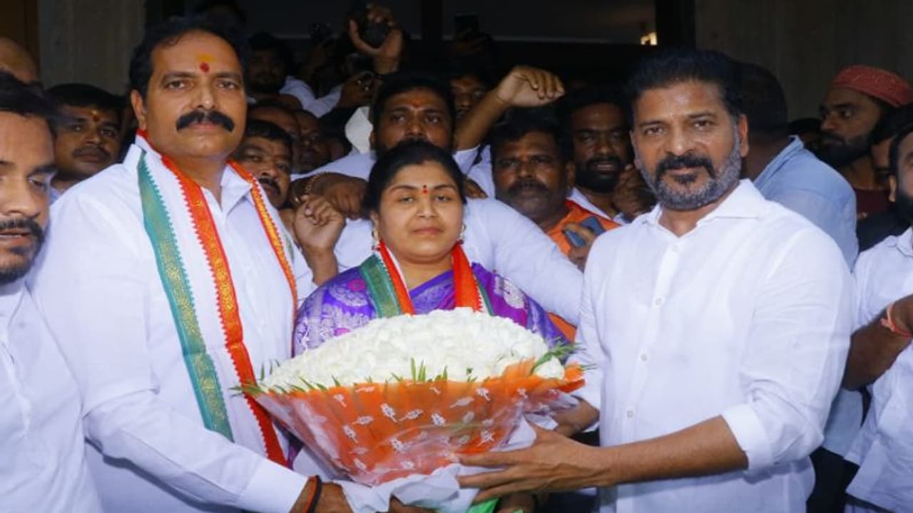 గ్రేటర్లో బీఆర్ఎస్కు షాక్.. కాంగ్రెస్లో చేరిన ఇద్దరు కార్పొరేటర్లు.. గ్రేటర్లో బీఆర్ఎస్కు షాక్.. కాంగ్రెస్లో చేరిన ఇద్దరు కార్పొరేటర్లు..