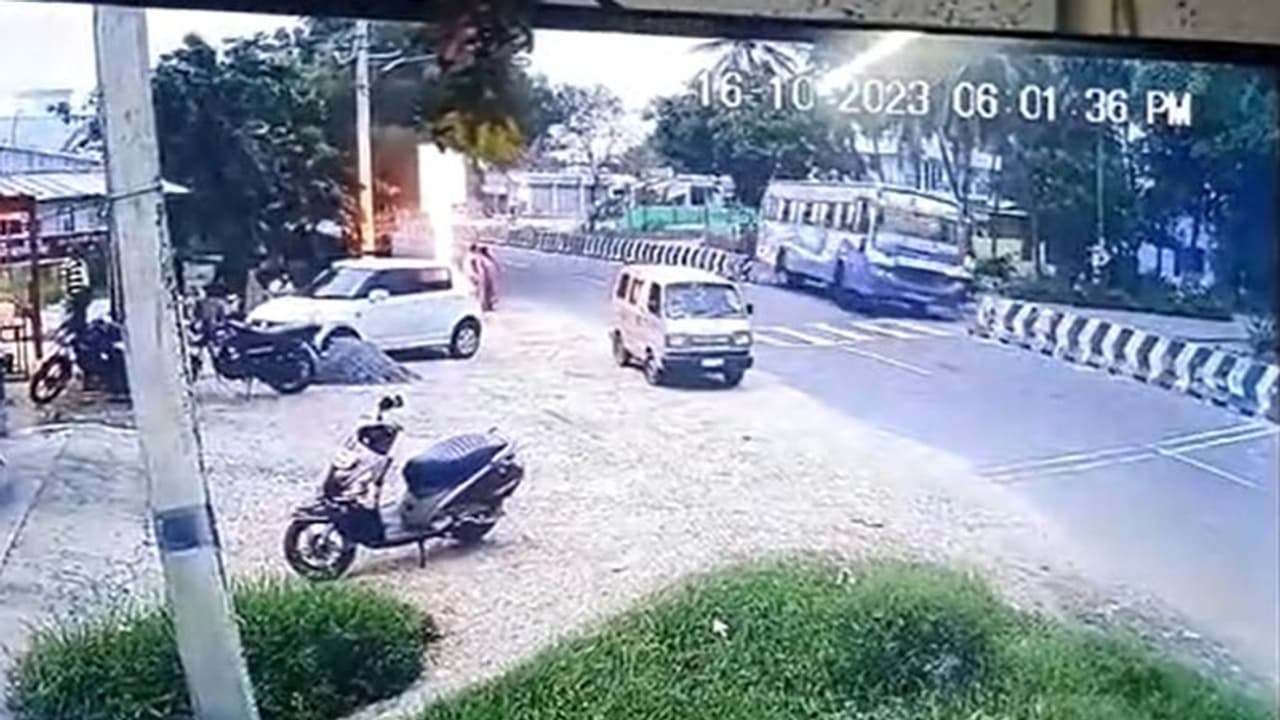 బైకును ఢీకొట్టిన ట్యాంకర్.. మూడున్నరేళ్ల కవలలు దుర్మరణం.. వీడియో వైరల్.. బైకును ఢీకొట్టిన ట్యాంకర్.. మూడున్నరేళ్ల కవలలు దుర్మరణం.. వీడియో వైరల్..