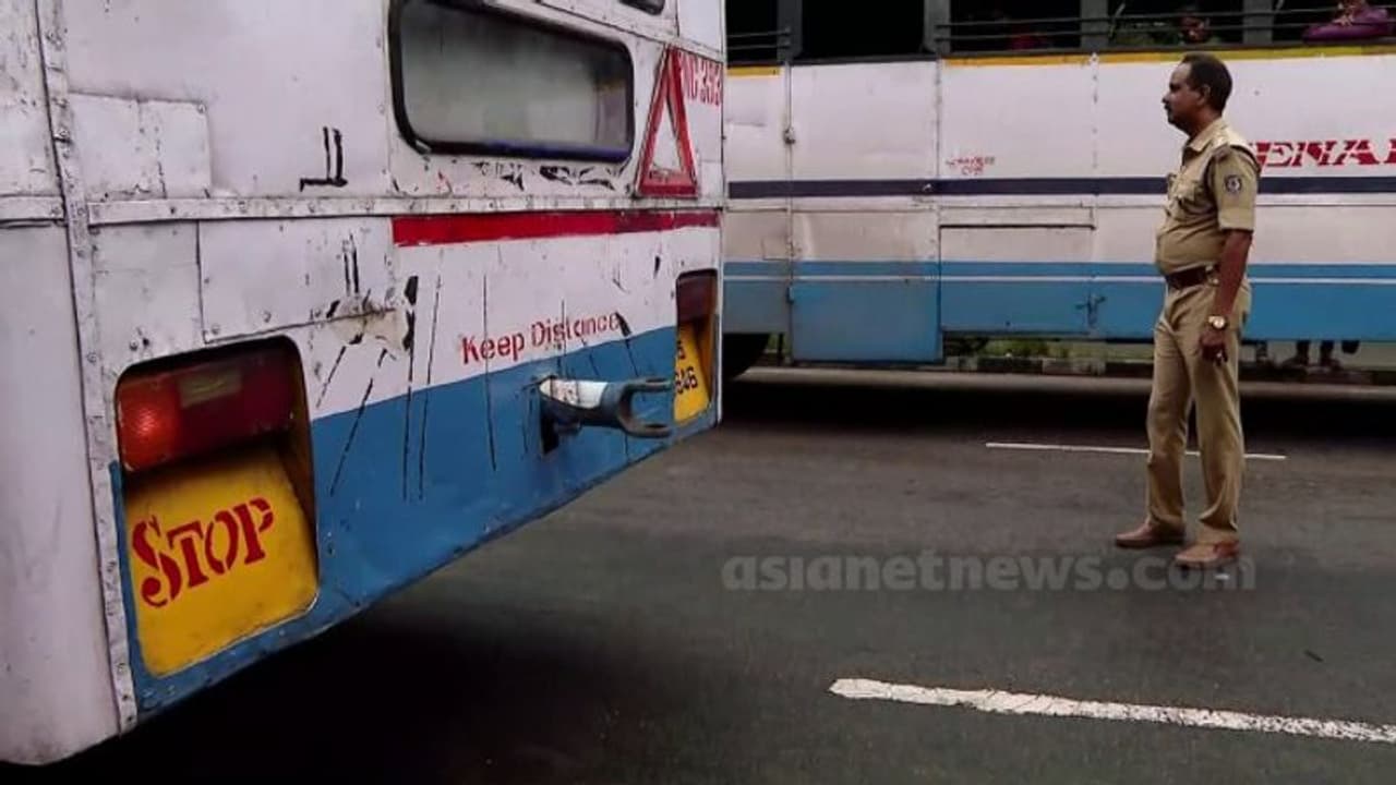 തിരുവനന്തപുരത്ത് ഓടിക്കൊണ്ടിരുന്ന കെഎസ്ആർടിസി ബസിൽ തീ ഉയർന്നു തിരുവനന്തപുരത്ത് ഓടിക്കൊണ്ടിരുന്ന കെഎസ്ആർടിസി ബസിൽ തീ ഉയർന്നു