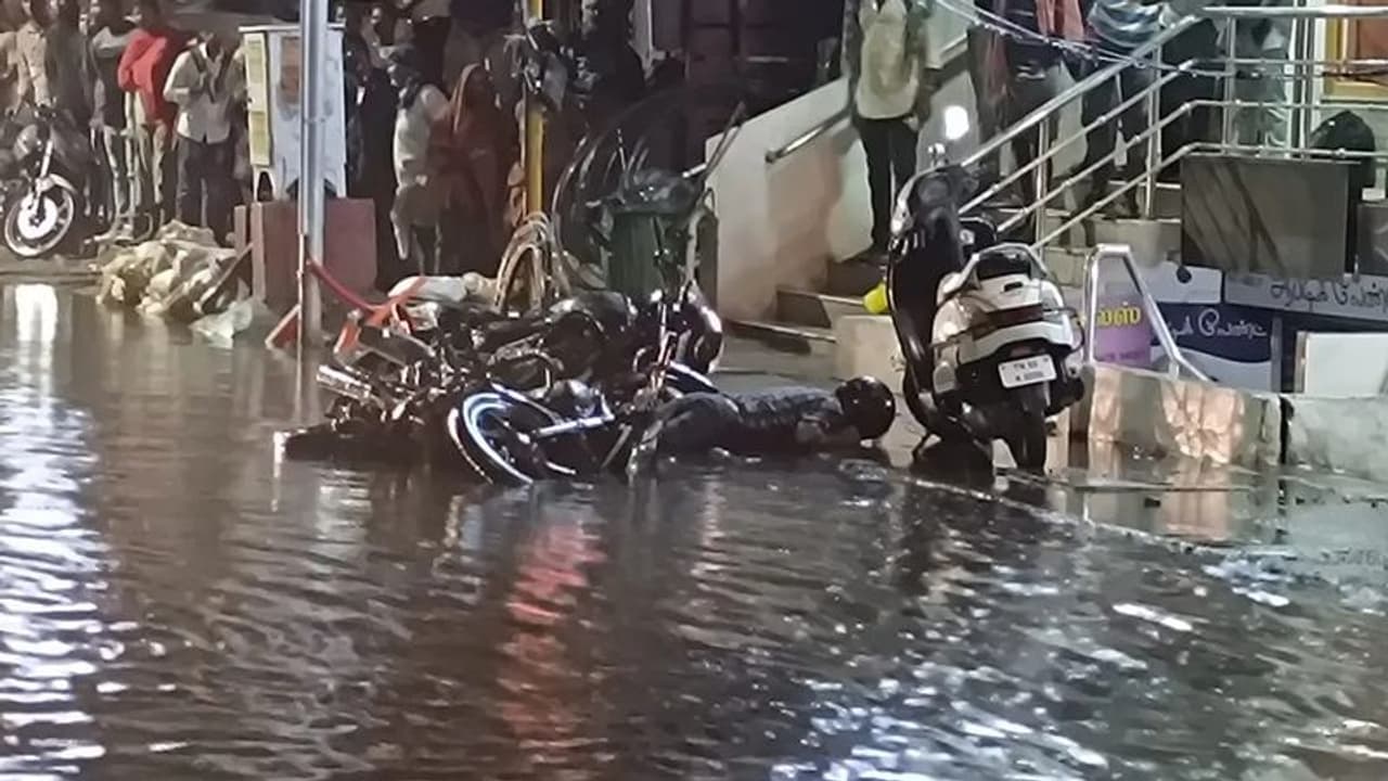 கோவையில் சாலையோரம் இருசக்கர வாகனத்தை நிறுத்த முயன்ற நபர் மின்சாம் தாக்கி துடி துடித்து பலி கோவையில் சாலையோரம் இருசக்கர வாகனத்தை நிறுத்த முயன்ற நபர் மின்சாம் தாக்கி துடி துடித்து பலி