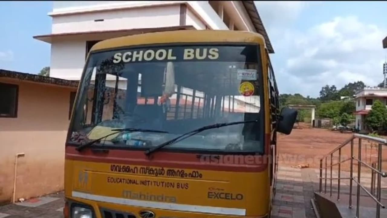 പാവാട വാതിലിൽ കുടുങ്ങി വീണു, ഡ്രൈവർ സ്കൂൾ ബസ് മുന്നോട്ടെടുത്തു; ബാലികയുടെ കാലിലൂടെ കയറിയിറങ്ങി പാവാട വാതിലിൽ കുടുങ്ങി വീണു, ഡ്രൈവർ സ്കൂൾ ബസ് മുന്നോട്ടെടുത്തു; ബാലികയുടെ കാലിലൂടെ കയറിയിറങ്ങി