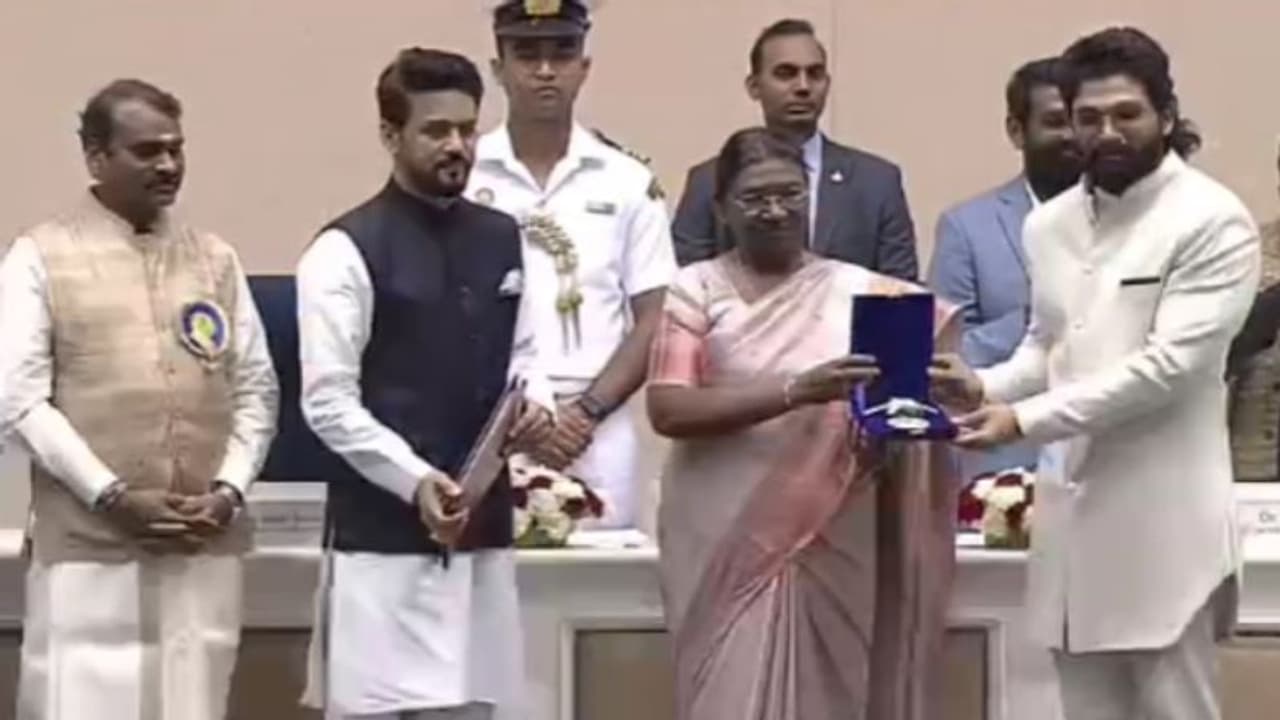 రాష్ట్రపతి చేతుల మీదుగా జాతీయ ఉత్తమ నటుడిగా అవార్డు అందుకున్న ఐకాన్ స్టార్.. క్రేజ్ మాత్రం కేక రాష్ట్రపతి చేతుల మీదుగా జాతీయ ఉత్తమ నటుడిగా అవార్డు అందుకున్న ఐకాన్ స్టార్.. క్రేజ్ మాత్రం కేక