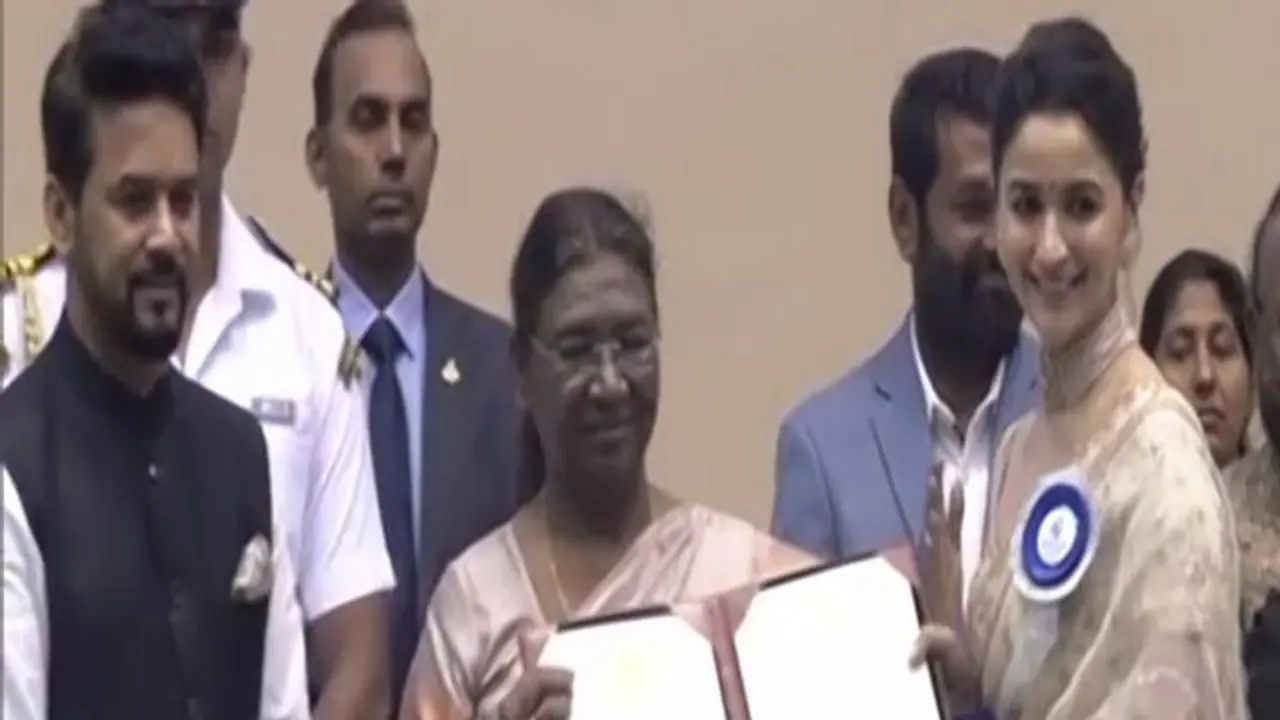 Alia Bhatt: 50 லட்சம் மதிப்புள்ள திருமண சேலையில் வந்து... தேசிய விருது வாங்கிய ஆலியா பட்! வீடியோ Alia Bhatt: 50 லட்சம் மதிப்புள்ள திருமண சேலையில் வந்து... தேசிய விருது வாங்கிய ஆலியா பட்! வீடியோ