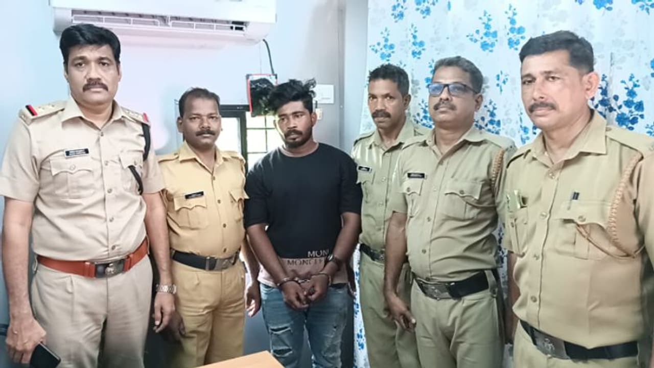 കൂട്ടുപുഴ ചെക്പോസ്റ്റില് വന് എംഡിഎംഎ വേട്ട, പിടിയിലായത് മയക്കുമരുന്ന് കച്ചവട സംഘത്തിലെ പ്രധാനി കൂട്ടുപുഴ ചെക്പോസ്റ്റില് വന് എംഡിഎംഎ വേട്ട, പിടിയിലായത് മയക്കുമരുന്ന് കച്ചവട സംഘത്തിലെ പ്രധാനി