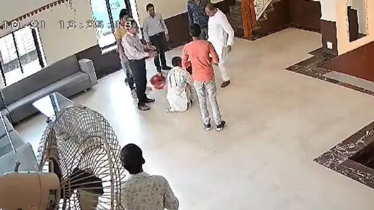 ನೆರವು ಕೇಳಿದ ರೈತನ ಕಾಲಿನಿಂದ ಒದ್ದ ಕಾಂಗ್ರೆಸ್ ಶಾಸಕ, ವೈರಲ್ ವಿಡಿಯೋ ತಂದ ಸಂಕಷ್ಟ! ನೆರವು ಕೇಳಿದ ರೈತನ ಕಾಲಿನಿಂದ ಒದ್ದ ಕಾಂಗ್ರೆಸ್ ಶಾಸಕ, ವೈರಲ್ ವಿಡಿಯೋ ತಂದ ಸಂಕಷ್ಟ!