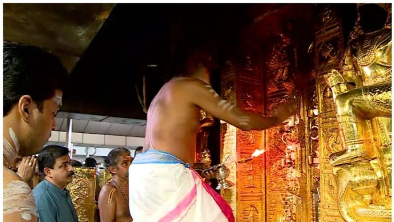 തുലാമാസ പൂജയ്ക്ക് ശബരിമല നട തുറന്നു,മേൽശാന്തിമാരെ നാളെയറിയാം; മുഖ്യമന്ത്രിയുടെ അധ്യക്ഷതയിൽ ഉന്നതതലയോഗം തുലാമാസ പൂജയ്ക്ക് ശബരിമല നട തുറന്നു,മേൽശാന്തിമാരെ നാളെയറിയാം; മുഖ്യമന്ത്രിയുടെ അധ്യക്ഷതയിൽ ഉന്നതതലയോഗം