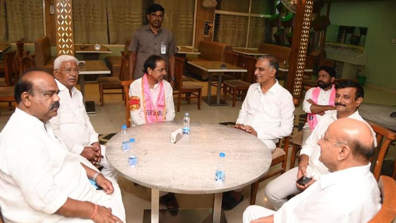 రోడ్డు పక్కన దాబాలో టీ తాగిన సీఎం కేసీఆర్.. నేతలతో ముచ్చట్లు రోడ్డు పక్కన దాబాలో టీ తాగిన సీఎం కేసీఆర్.. నేతలతో ముచ్చట్లు