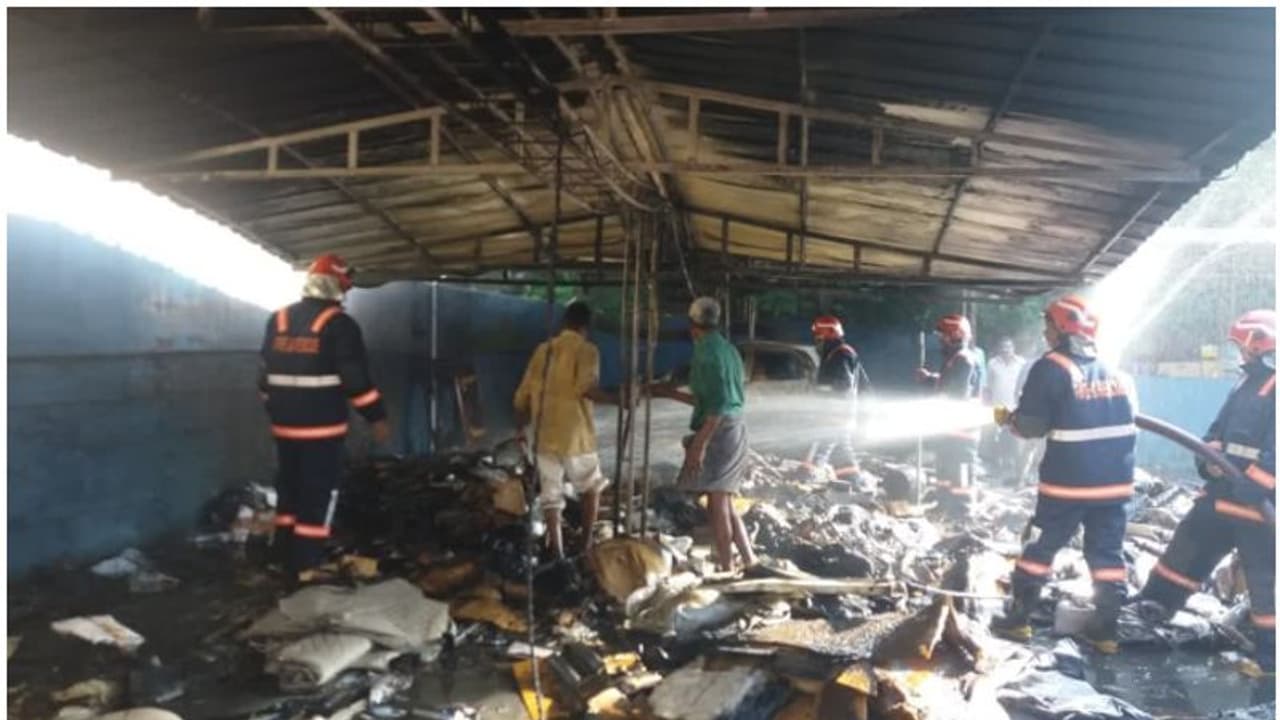 കൂട്ടിയിട്ടിരുന്ന കാർഡ് ബോർഡിന് ആദ്യം തീപിടിച്ചു, ശേഷം തിരുവനന്തപുരത്ത് കാർ ഷോറും കത്തി! ലക്ഷങ്ങളുടെ നഷ്ടം കൂട്ടിയിട്ടിരുന്ന കാർഡ് ബോർഡിന് ആദ്യം തീപിടിച്ചു, ശേഷം തിരുവനന്തപുരത്ത് കാർ ഷോറും കത്തി! ലക്ഷങ്ങളുടെ നഷ്ടം