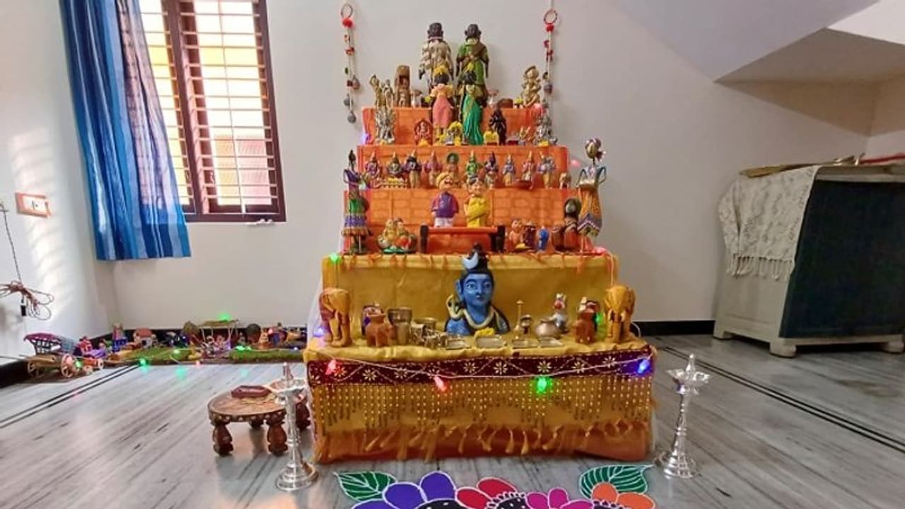 ಉಡುಪಿ: ಕೃಷ್ಣನ ನಗರಿಯಲ್ಲೂ ಸಂಭ್ರಮದ ದಸರಾ, ಗೊಂಬೆಗೆ ವಿಶೇಷ ಪೂಜೆ