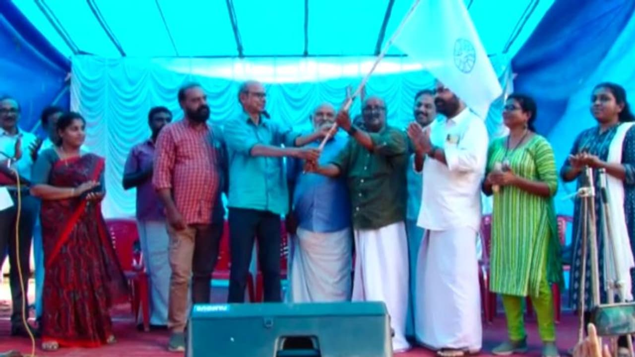 കൊടുങ്ങല്ലൂരില് എം.എന്. വിജയന് സ്മൃതിയാത്ര സംഘടിപ്പിച്ച് പു.ക.സ കൊടുങ്ങല്ലൂരില് എം.എന്. വിജയന് സ്മൃതിയാത്ര സംഘടിപ്പിച്ച് പു.ക.സ