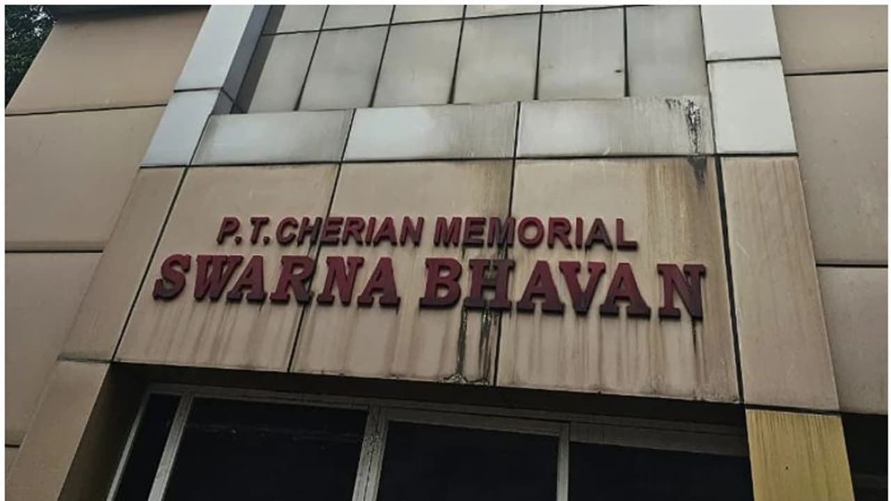 കേരളത്തിലെ സ്വർണവ്യാപാരികളുടെ 'സ്വർണഭവൻ' അടച്ചുപൂട്ടി സീൽ വച്ച് കൊച്ചി പൊലീസ്, കാരണം ഇതാണ്! കേരളത്തിലെ സ്വർണവ്യാപാരികളുടെ 'സ്വർണഭവൻ' അടച്ചുപൂട്ടി സീൽ വച്ച് കൊച്ചി പൊലീസ്, കാരണം ഇതാണ്!