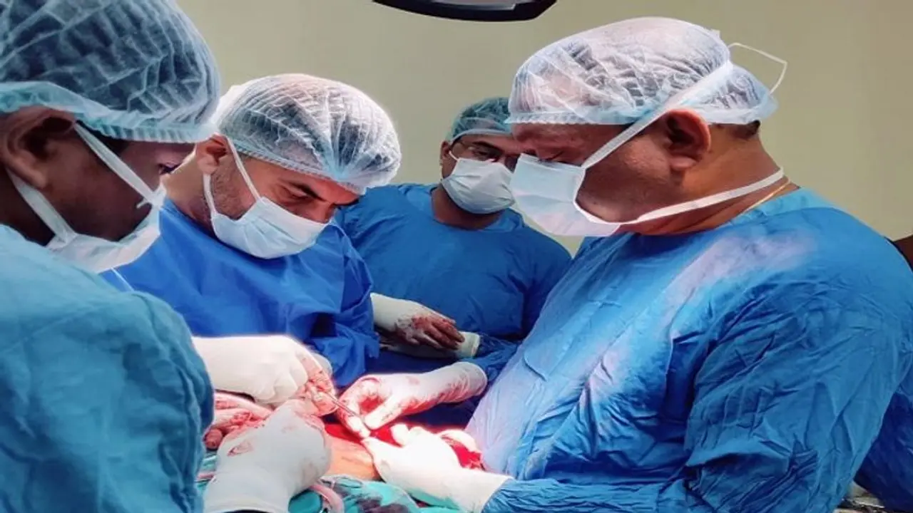 ತುಮಕೂರು: ಕುಣಿಗಲ್ ಶಾಸಕ ಡಾ.ರಂಗನಾಥ್ರಿಂದ ಮತ್ತೊಂದು ಶಸ್ತ್ರಚಿಕಿತ್ಸೆ ತುಮಕೂರು: ಕುಣಿಗಲ್ ಶಾಸಕ ಡಾ.ರಂಗನಾಥ್ರಿಂದ ಮತ್ತೊಂದು ಶಸ್ತ್ರಚಿಕಿತ್ಸೆ