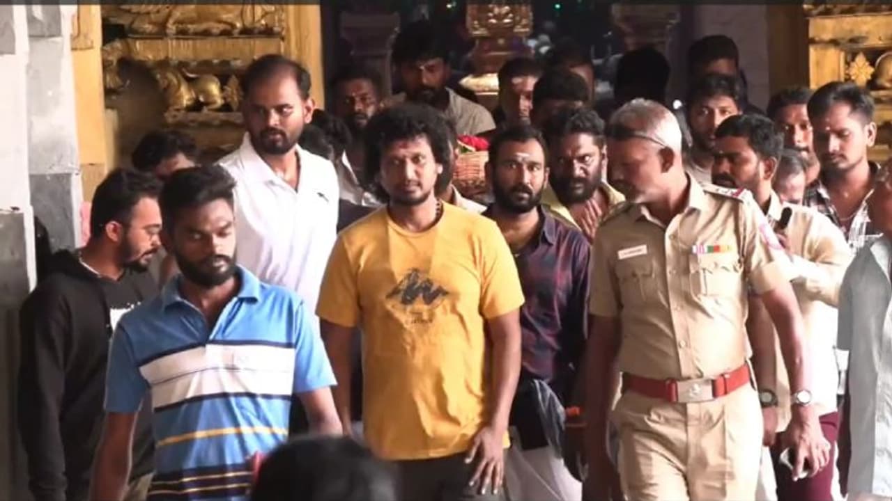 'லியோ' சக்சஸ் ஆக ராமேஸ்வரம் கோவிலுக்கு சர்ப்ரைஸ் விசிட்! சுற்றிவளைத்த ரசிகர்கள்.. ஆட்டோவில் கிளம்பிய லோகேஷ் 'லியோ' சக்சஸ் ஆக ராமேஸ்வரம் கோவிலுக்கு சர்ப்ரைஸ் விசிட்! சுற்றிவளைத்த ரசிகர்கள்.. ஆட்டோவில் கிளம்பிய லோகேஷ்