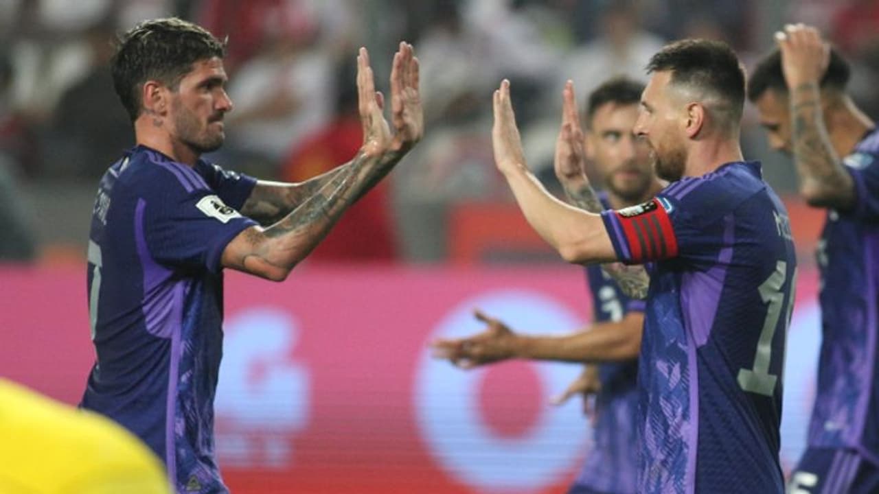 മെസിയുടെ അഴിഞ്ഞാട്ടം, ഇരട്ട ഗോള്, അര്ജന്റീനയ്ക്ക് നാലാം ജയം! ഉറുഗ്വെയ്ക്കെതിരെ ബ്രസീല് അടപടലം വീഡിയോ മെസിയുടെ അഴിഞ്ഞാട്ടം, ഇരട്ട ഗോള്, അര്ജന്റീനയ്ക്ക് നാലാം ജയം! ഉറുഗ്വെയ്ക്കെതിരെ ബ്രസീല് അടപടലം വീഡിയോ