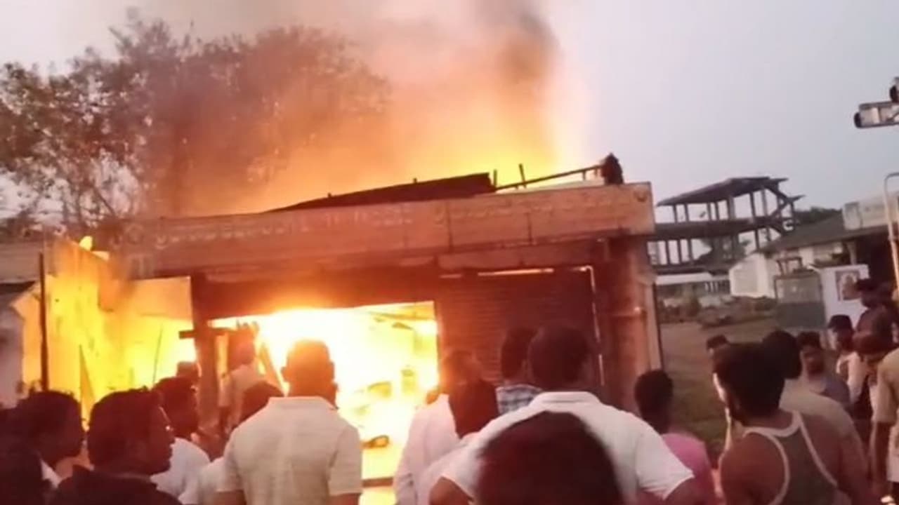 నందిగామలో భారీ అగ్ని ప్రమాదం... కాలిబూడిదైన పర్నీచర్ షాప్ (వీడియో)