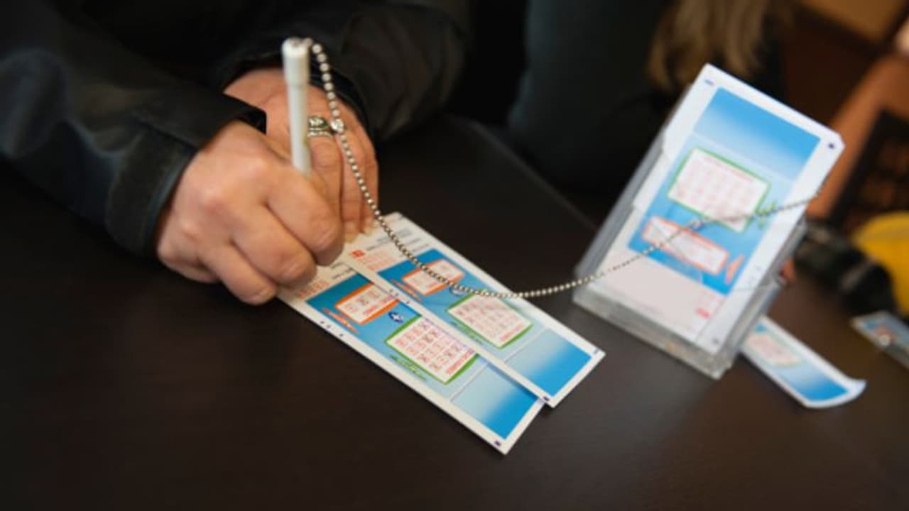 വീട് വൃത്തിയാക്കിയ ജോലിക്കാരന് വീട്ടുടമസ്ഥന് നല്കിയത് കോടികളുടെ മഹാഭാഗ്യം !! വീട് വൃത്തിയാക്കിയ ജോലിക്കാരന് വീട്ടുടമസ്ഥന് നല്കിയത് കോടികളുടെ മഹാഭാഗ്യം !!