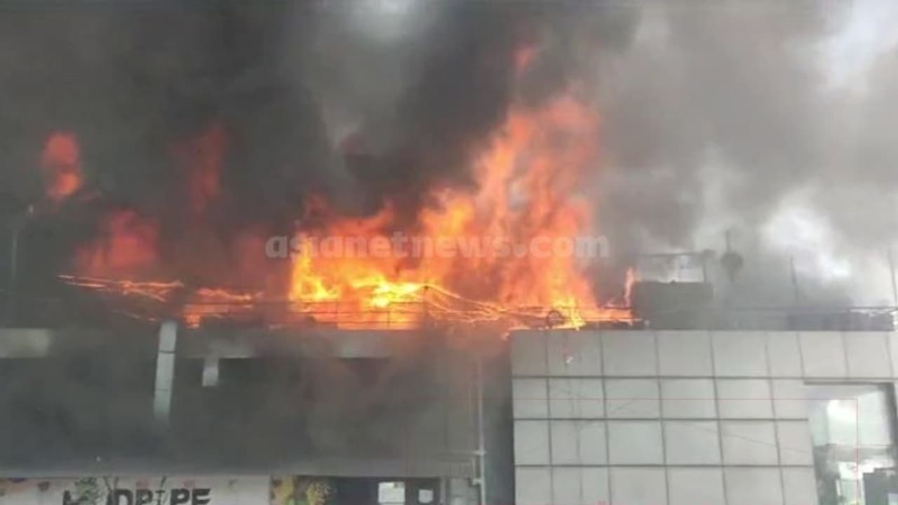 ബെംഗളൂരുവിൽ വൻ തീപിടിത്തം; പ്രാണരക്ഷാർത്ഥം കെട്ടിടത്തിന് മുകളിൽ നിന്ന് ചാടിയ ആൾക്ക് പരിക്ക്