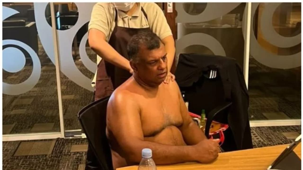 അർദ്ധ നഗ്നനായി മസാജ് ചെയ്യുന്ന ചിത്രം പങ്കുവച്ച് എയർ ഏഷ്യാ തലവന്; പൊങ്കാലയിട്ട് സാമൂഹിക മാധ്യമ ഉപയോക്താക്കൾ! അർദ്ധ നഗ്നനായി മസാജ് ചെയ്യുന്ന ചിത്രം പങ്കുവച്ച് എയർ ഏഷ്യാ തലവന്; പൊങ്കാലയിട്ട് സാമൂഹിക മാധ്യമ ഉപയോക്താക്കൾ!