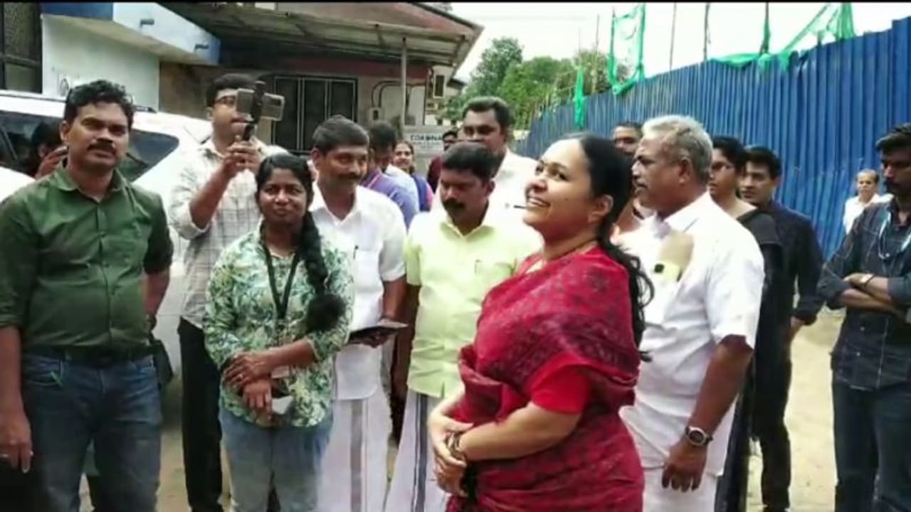 എം.എം മണിയും നേതാക്കളുമെത്തിയില്ല, നെടുങ്കണ്ടം ആശുപത്രി പുറത്തുനിന്ന് സന്ദര്ശിച്ച് ആരോഗ്യമന്ത്രി മടങ്ങി എം.എം മണിയും നേതാക്കളുമെത്തിയില്ല, നെടുങ്കണ്ടം ആശുപത്രി പുറത്തുനിന്ന് സന്ദര്ശിച്ച് ആരോഗ്യമന്ത്രി മടങ്ങി