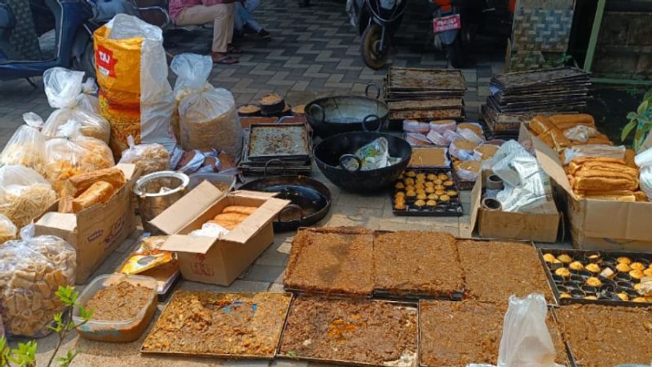 'പഴകിയ കേക്കും റസ്കും കപ്പയും, ഓടി നടന്ന് എലിയും പാറ്റയും'; ബേക്കറി അടച്ചുപൂട്ടി 'പഴകിയ കേക്കും റസ്കും കപ്പയും, ഓടി നടന്ന് എലിയും പാറ്റയും'; ബേക്കറി അടച്ചുപൂട്ടി