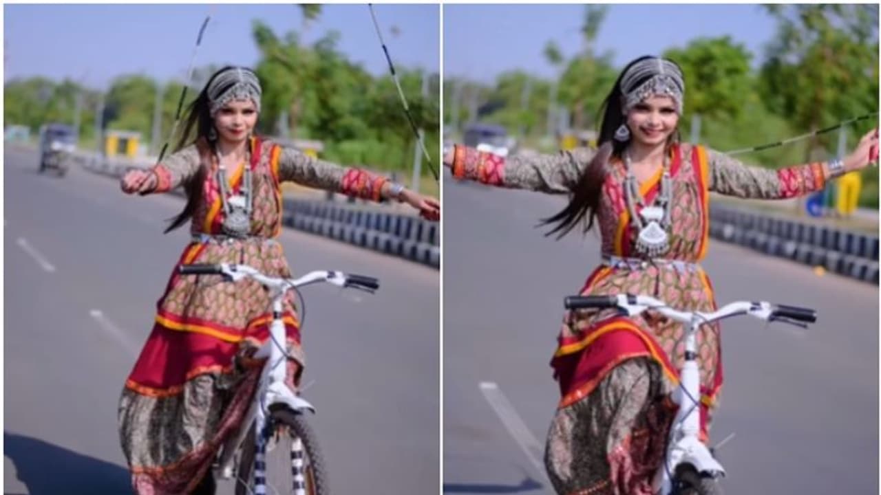 സൈക്കിളോടിച്ചുകൊണ്ട് 'സ്കിപ്പിംഗ്'; യുവതിയുടെ വീഡിയോ വൈറല്... സൈക്കിളോടിച്ചുകൊണ്ട് 'സ്കിപ്പിംഗ്'; യുവതിയുടെ വീഡിയോ വൈറല്...