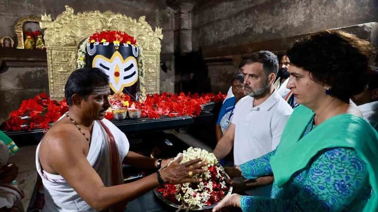 రామప్ప ఆలయంలో రాహుల్ , ప్రియాంక ప్రత్యేక పూజలు .. కాసేపట్లో మహిళా డిక్లరేషన్ రామప్ప ఆలయంలో రాహుల్ , ప్రియాంక ప్రత్యేక పూజలు .. కాసేపట్లో మహిళా డిక్లరేషన్